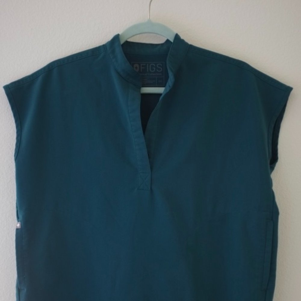 FIGS Caribbean Blue Rafaela Oversized Scrub Top - XXS